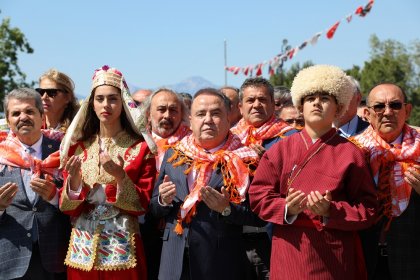 Antalya’da deve kervanıyla göç coşkusu; Yörük Türkmen Festivali Yörük Göçü ile başladı