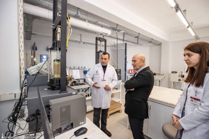 Başkan Soyer Egeşehir Laboratuvarı’nı inceledi ve 'Deney Laboratuvarı Onay Belgesi'nin bulunduğu panoyu da laboratuvarın girişine astı
