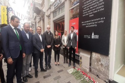 Birleşik Kamu-İş Konfederasyonu ve bağlı sendikaların temsilcileri İstiklal Caddesinde bombalı terör saldırısında hayatını kaybedenler için karanfil bıraktı