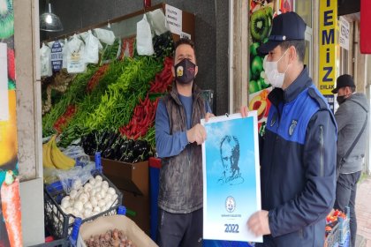 Burhaniye Belediye Başkanı Ali Kemal Deveciler'den esnafa Atatürk Takvimi