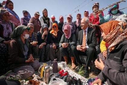 CHP Genel Başkanı Kemal Kılıçdaroğlu Manisa'da bağ işçisi kadınların sorunlarını tarlada dinledi