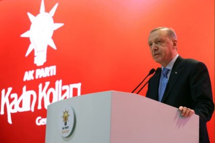 Erdoğan AKP Kadın kollarına seslendi; 'CHP ne yapıyor? Birkaç tane başörtülüyü nereden buluyorsa buluyor. Geliyor yakasına bir rozet takıyor; Gelmeyin bu oyuna'