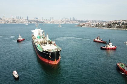 Haydarpaşa açıklarında Hong Kong bayraklı, 197 metre boyundaki JOSCO TAICANG isimli kargo gemisi karaya oturdu