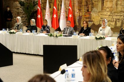 Hazine ve Maliye Bakanı Nureddin Nebati, iş dünyasının kadın temsilcileriyle bir araya geldi