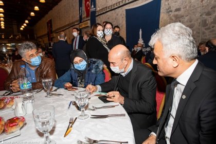 İBB Başkanı Tunç Soyer İzmir depreminde hayatını kaybedenlerin yakınlarıyla buluştu