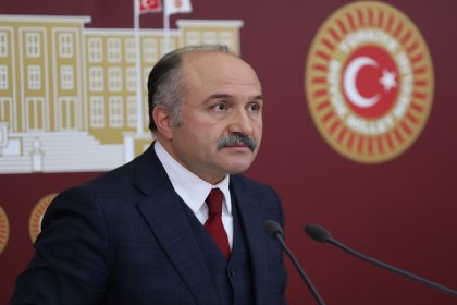 İYİ Partili Erhan Usta; 'enflasyonun düşürülmesi için döviz kurunun tutulması, dövizle olan kamu sözleşmelerinin de liraya çevrilmesi gerekir'