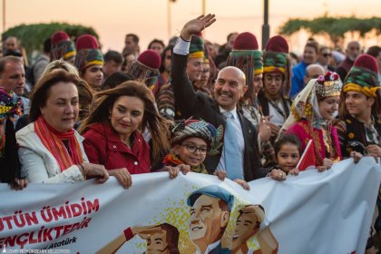 İzmir Büyükşehir Belediye Başkanı Tunç Soyer 19 Mayıs mesajında: Sizler Türkiye'nin umut çiçeklerisiniz