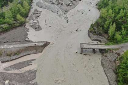 Kastamonu'da sağanak ve eriyen karlar dere ve çayları yükseltti; selde köprüler yıkıldı bazı köylere ulaşım kesildi