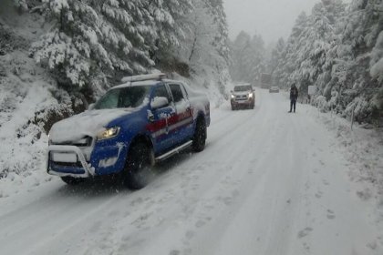 Kazdağları’nda, yoğun kar yağışı nedeniyle 17 askeri personel ve 4 belediye işçisi mahsur kaldı