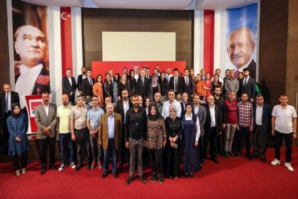 Kılıçdaroğlu, Ankara'da AKP ve MHP'den istifa eden yeni üyelere rozet taktı