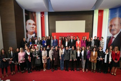 Kılıçdaroğlu, CHP Genel merkezdeki kadın personelle 8 Mart Dünya Emekçi Kadınlar günü nedeniyle bir araya geldi