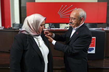 Kılıçdaroğlu, CHP'ye katılan muhtarlara rozet taktı