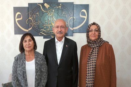 Kılıçdaroğlu, eşi Selvi Kılıçdaroğlu ile helalleşme programında 28 Şubat mağduru Sultan Kaya'yı ziyaret etti