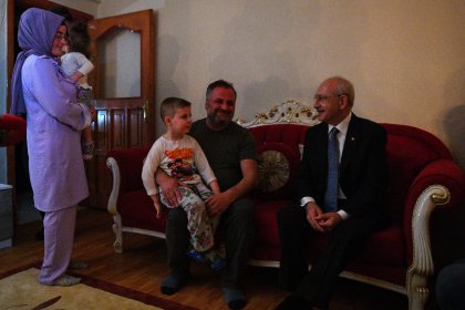 Kılıçdaroğlu, İstanbul Okmeydanı'nda bir aileye dayanışma ziyaretinde bulundu