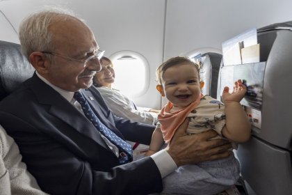 Kılıçdaroğlu, İzmir'e uçtuğu tarifeli seferde Batu bebek ile tanıştı