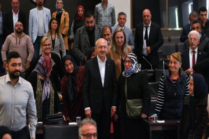 Kılıçdaroğlu, partiye yeni katılan üyelerin rozetlerini taktı