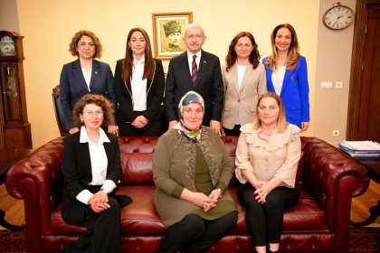 Kılıçdaroğlu, son bir yılda yapılan 70 bininci yeni kadın üyeyi makamında kabul etti