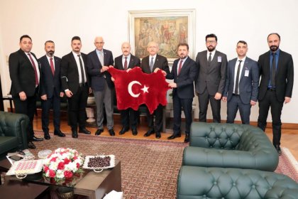 Kılıçdaroğlu, TBMM'deki makamında Güvenlik-İş Sendikası Genel Başkanı Ömer Çağrıcı ve heyetini kabul etti
