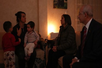 Kılıçdaroğlu ve eşi Selvi Kılıçdaroğlu, elektriği kesilen Demir ailesini ziyaret etti