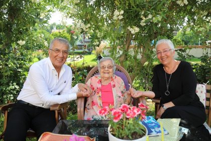 Mezitli Belediye Başkanı Neşet Tarhan eşi Sembol Tarhan’dan Muazzez İlmiye Çığ’a 108. yaş sürprizi