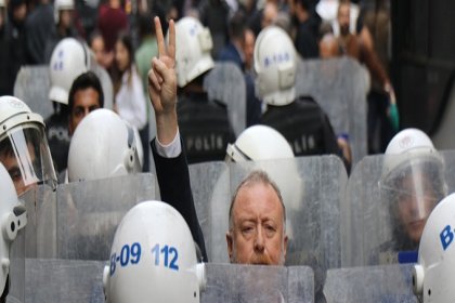 Taksim'de HDP'nin 'İnsanlık Yürüyüşü'ne polis müdahalesi: 121 gözaltı