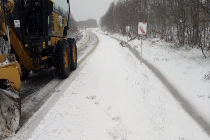 Tekirdağ'da yoğun kar yağışı nedeniyle belediye ekipleri sahada küreme ve tuzlama çalışması yapıyor