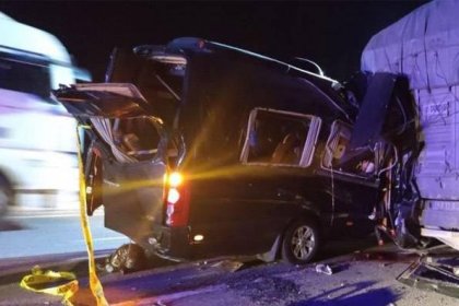 Tiyatro oyuncularını taşıyan minibüs TIR'a çarptı: 3 ölü, 8 yaralı