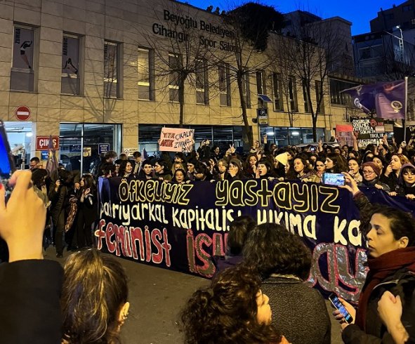 21. Feminist Gece Yürüyüşü Beyoğlu Kaymakamlığının yasağına rağmen yapıldı