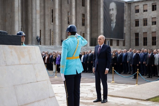 28. Dönem 2. Yasama Yılı açılışı dolayısıyla Meclisteki Atatürk Anıtı önünde tören düzenlendi 28. Dönem 2. Yasama Yılı açılışı dolayısıyla Meclisteki Atatürk Anıtı önünde tören düzenlendi