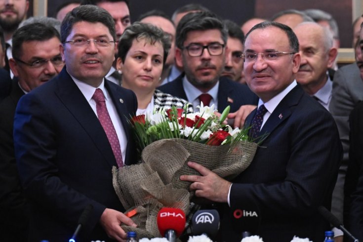Adalet Bakanlığı'na atanan Yılmaz Tunç, görevi Bekir Bozdağ’dan devraldı; Yeni Anayasa mesajı verdi Adalet Bakanlığı'na atanan Yılmaz Tunç, görevi Bekir Bozdağ’dan devraldı; Yeni Anayasa mesajı verdi