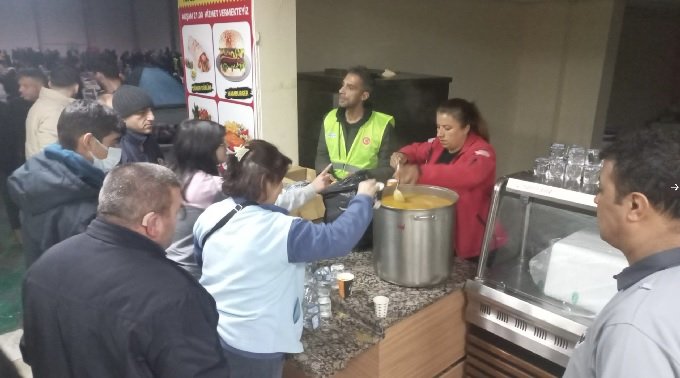 Adana Büyükşehir Belediyesi vatandaşın yanında 6.4’lük depremin hemen ardından tüm birimler seferber edildi Adana Büyükşehir Belediyesi vatandaşın yanında 6.4’lük depremin hemen ardından tüm birimler seferber edildi