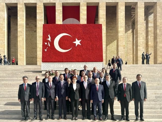 Akşener, Anıtkabir'deki 29 Ekim törenine katıldı