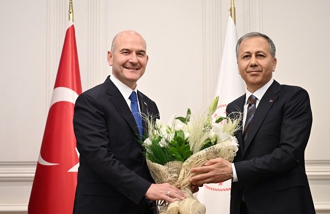 Ali Yerlikaya, görevi törenle Süleyman Soylu’dan devraldı Ali Yerlikaya, görevi törenle Süleyman Soylu’dan devraldı
