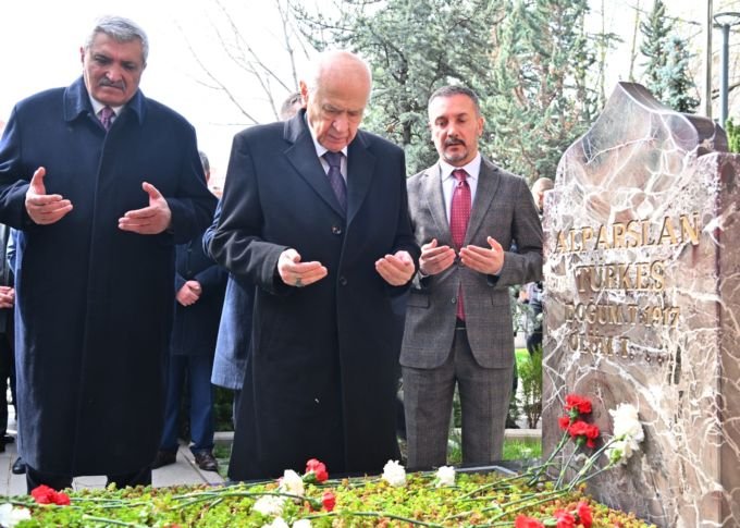 Alparslan Türkeş’in mezarını ziyaret eden MHP Genel Başkanı Devlet Bahçeli, Vefatının 26. Yıl dönümü nedeniyle mesaj yayımladı