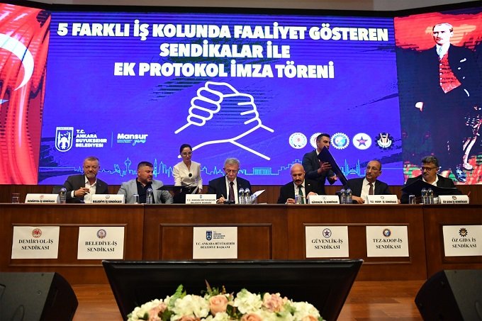 Ankara Büyükşehir Belediye Başkanı Mansur Yavaş ile 5 farklı sendika temsilcisi çalışanların maaş iyileştirme protokolünü imzaladı Ankara Büyükşehir Belediye Başkanı Mansur Yavaş ile 5 farklı sendika temsilcisi çalışanların maaş iyileştirme protokolünü imzaladı