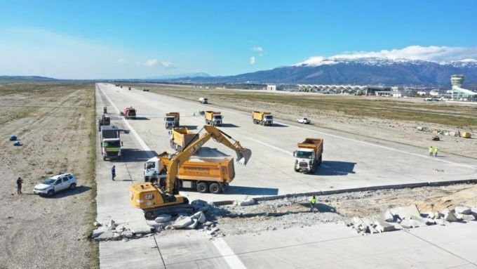 Ankara Büyükşehir Belediyesi ‘Hatay Havalimanı'nın açılması için pisti tamir ediyor