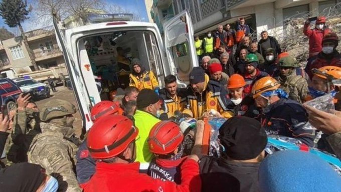 Antakya'da bir kadın ve iki çocuk, 228 saat sonra enkazından sağ çıkarıldı