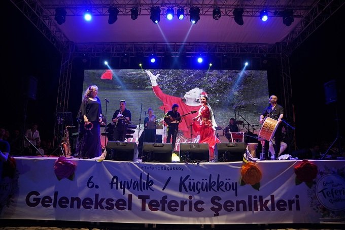Ayvalık, Küçükköy'de 6’ncısı düzenlenen Teferic Şenliklerinde Suzan Kardeş rüzgarı esti Ayvalık, Küçükköy'de 6’ncısı düzenlenen Teferic Şenliklerinde Suzan Kardeş rüzgarı esti