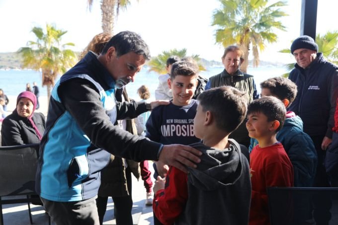 Bodrum Belediye Başkanı Ahmet Aras, ilçede konaklayan deprem mağduru vatandaşları ziyaret etti