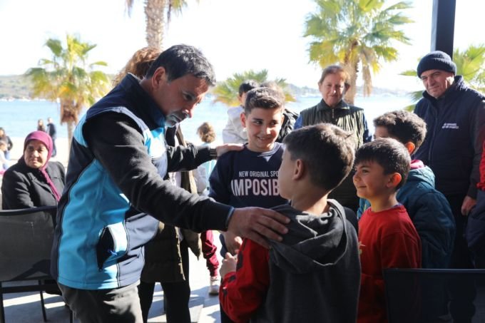 Bodrum Belediye Başkanı Ahmet Aras, ilçede konaklayan deprem mağduru vatandaşları ziyaret etti Bodrum Belediye Başkanı Ahmet Aras, ilçede konaklayan deprem mağduru vatandaşları ziyaret etti