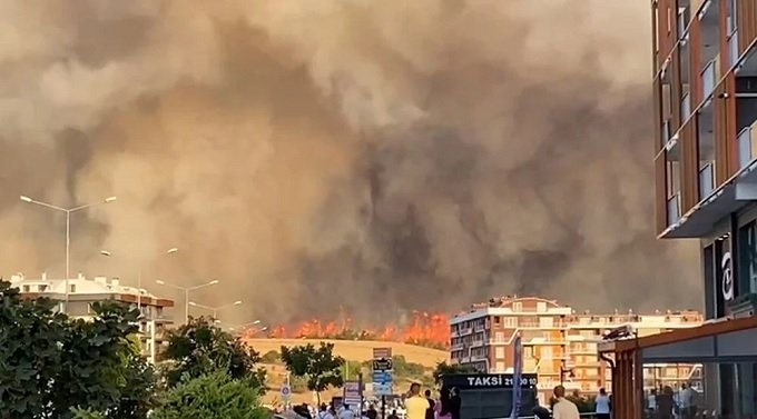 Çanakkale'de büyük orman yangını; yerleşim yerlerine sıçradı Çanakkale'de büyük orman yangını; yerleşim yerlerine sıçradı