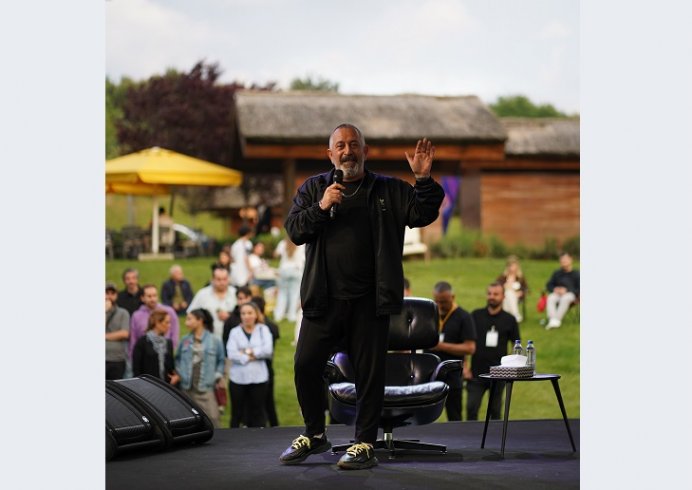 Cem Yılmaz YBY Woods Gençlik Festivali’nde hem sanata hem kahkahalara doyurdu Cem Yılmaz YBY Woods Gençlik Festivali’nde hem sanata hem kahkahalara doyurdu