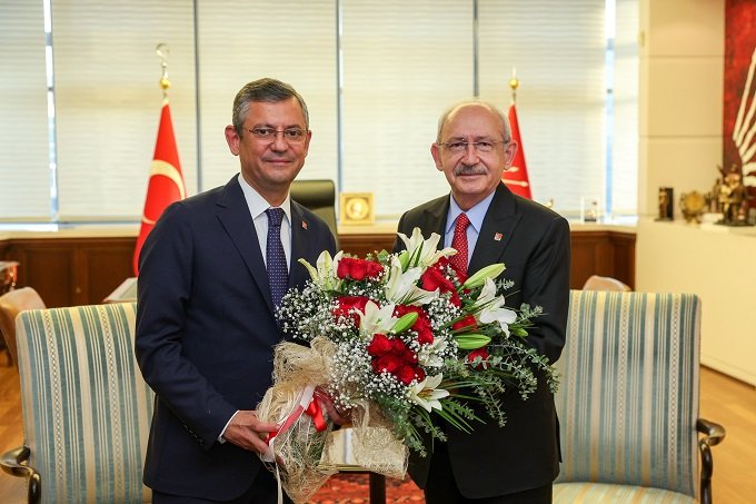 CHP'de devir teslim; Kılıçdaroğlu görevini yeni seçilen Genel Başkan Özgür Özel'e devretti