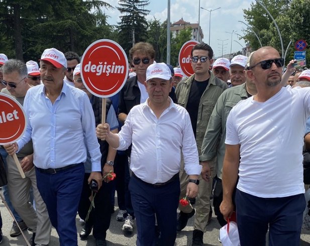 CHP'den Tanju Özcan açıklaması; Tanju Özcan, belediye hizmetlerde hükümet engel çıkardığı için yürüseydi başımızın üstünde yeri vardı!