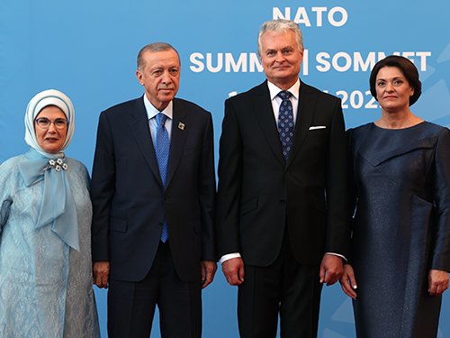 Cumhurbaşkanı Erdoğan ve eşi Emine Erdoğan, NATO Zirvesi akşam yemeğine katıldı