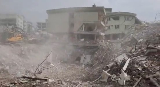 Deprem bölgesinde yıkılan binalarla birlikte yüksek miktarda asbest yayılıyor