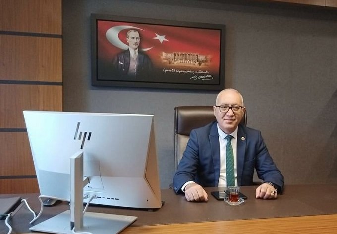 Doğan Demir; 'Kültür Bakanlığı görsellerinde, Hacı Bektaş Veli'nin yüzlerce yıldır barışın ve hoşgörünün simgesi olan kucağında tutuğu aslan ve ceylanı çıkarmıştır'