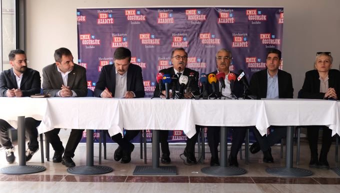 Emek ve Özgürlük İttifakı'nın Seçim Mutabakat Bildirgesi kamuoyuna duyuruldu Emek ve Özgürlük İttifakı'nın Seçim Mutabakat Bildirgesi kamuoyuna duyuruldu