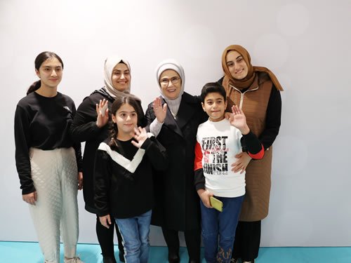 Emine Erdoğan, TOGEMDER'in iftar programında depremzedeler ve hayırseverlerle bir araya geldi Emine Erdoğan, TOGEMDER'in iftar programında depremzedeler ve hayırseverlerle bir araya geldi