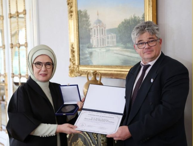 Emine Erdoğan'a, Uluslararası Apiterapi Federasyonunca 'Dr. Beck Ödülü' takdim edildi Emine Erdoğan'a, Uluslararası Apiterapi Federasyonunca 'Dr. Beck Ödülü' takdim edildi